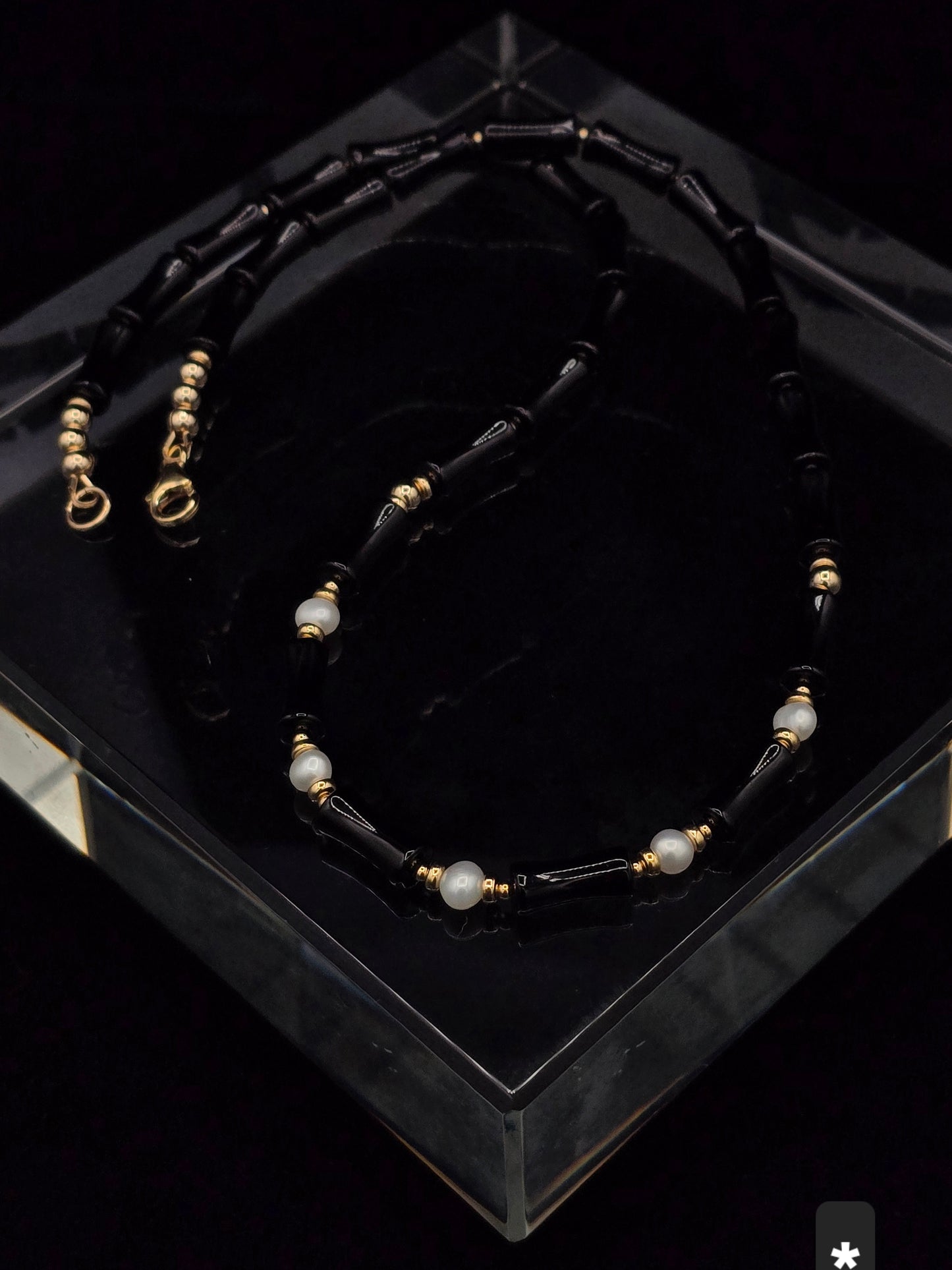 THE MONOCHROMATIC NECKLACE